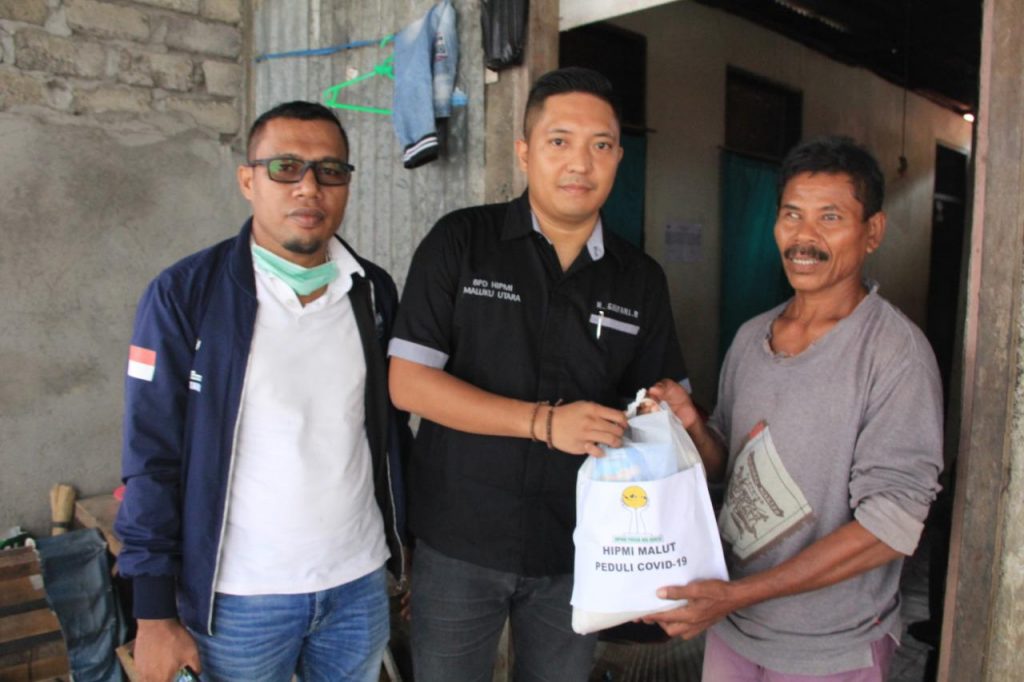 HIPMI Malut Berbagi Sembako Untuk Warga