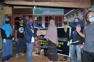 KNPI Malut dan Komunitas Jarod Bagikan Sembako dan Masker Untuk Warga