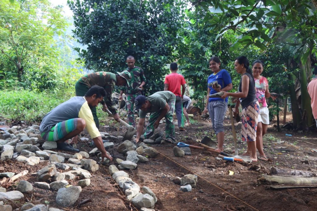 Ibu-Ibu Ikut Meriahkan Program TMMD ke-109 Kodim Tobelo