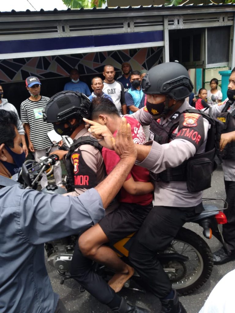 Seorang Pemuda Nekat Menjambret di Pasar Gamalama