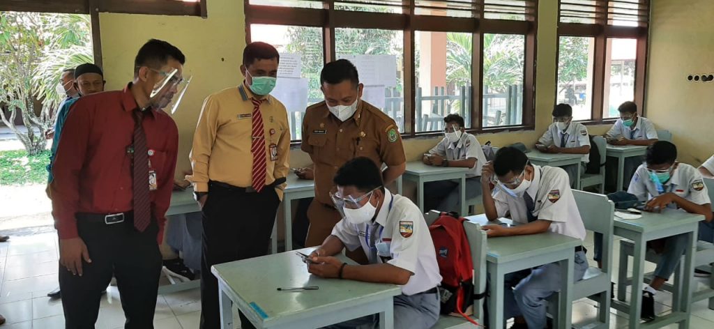 Hari Pertama Ujian Sekolah, Wagub dan Kadikbud Malut Turun Gunung