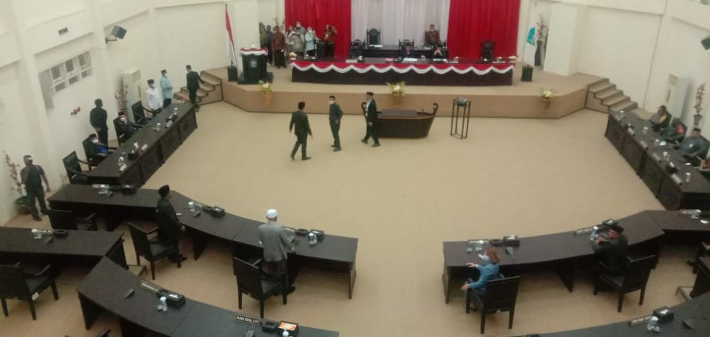 Rapat Paripurna Penetapan Bupati dan Wakil Bupati Halut Terpilih Diwarnai Aksi Walkout