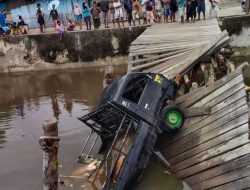 Jembatan Roboh, Satu Unit Mobil Jatuh ke Sungai