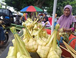 Jelang Iduladha, Kulit Ketupat Laris Manis