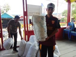 KKP Salurkan Bantuan Jaring ke Kalaju Desa Bajo