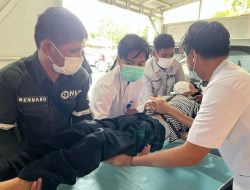 Tim HRP KesMas Evakuasi Warga Kusuri yang Sakit ke RSUD Tobelo