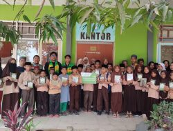 Yakesma Malut dan Gramedia Salurkan Wakaf Quran di MI Nurul Bahri Sanana