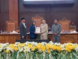 Gubernur Malut Serahkan KUA-PPAS 2026, Target Ekonomi Tumbuh 13,8 Persen