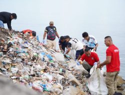 Jajaran Pemprov Pungut Sampah Peringati WCD 2025 di Sofifi