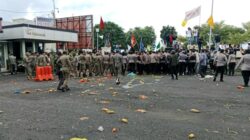 Aksi May Day di Ternate, Pedagang Buang Dagangan Busuk di Kantor Wali Kota