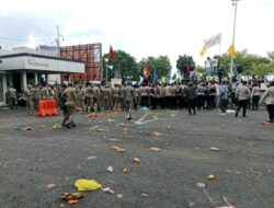 Aksi May Day di Ternate, Pedagang Buang Dagangan Busuk di Kantor Wali Kota
