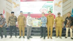 Wabup Halsel Serahkan 245,67 Hektare Kebun Plasma kepada Petani