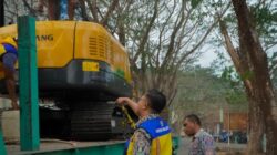 BPJN Malut Kerahkan Excavator Bantu Padamkan Kebakaran TPA Takome